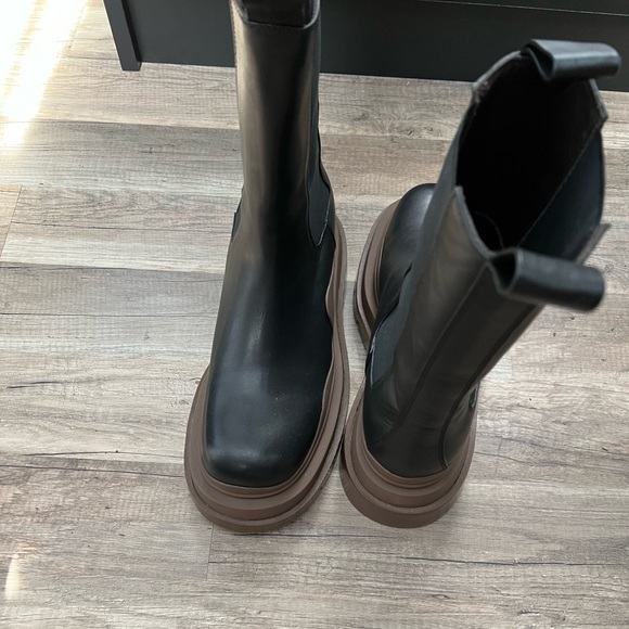 BRAND NEW BOTTEGA - Picture 3 of 5